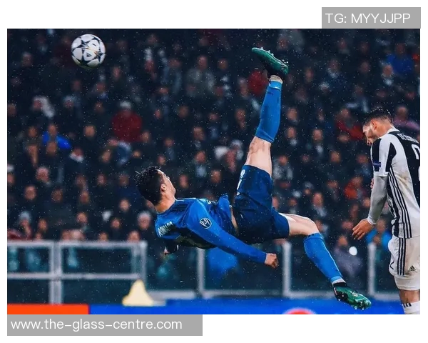 世界足球巨星：C罗如何超越梅西成就传奇之路