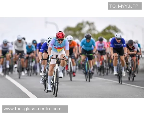 德国足球明星化身骑行勇士参加国际自行车赛挑战全新极限